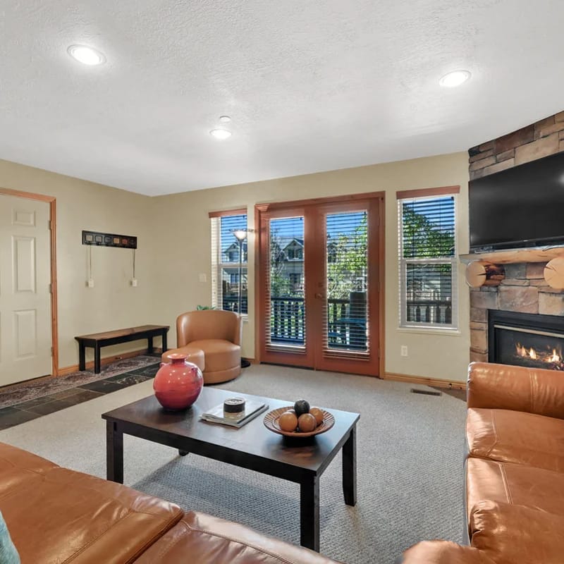 Eden Condo: Mountain Views, Pool & Jacuzzi, Close Ski Access