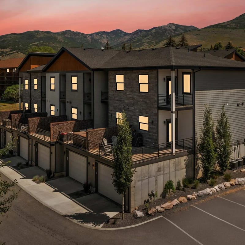 Stunning Luxury Townhouse w Mountain Views