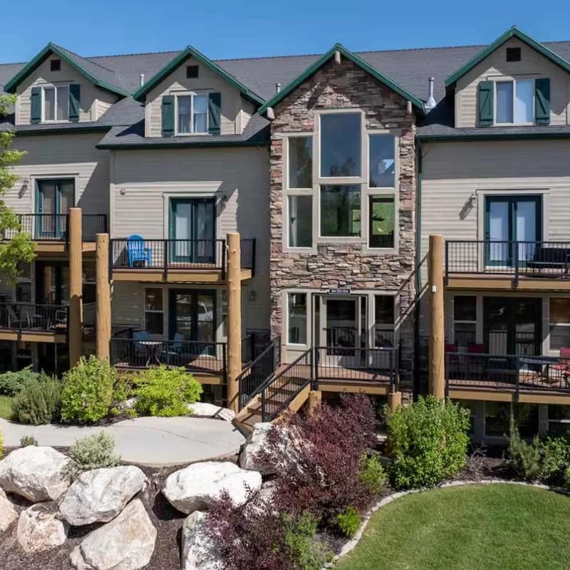 Eden Condo w/ Pool, Hot Tub & Mountain Views