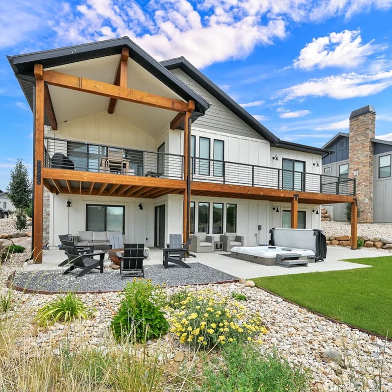 Eden Mountain Oasis: Hot Tub & Stunning Views